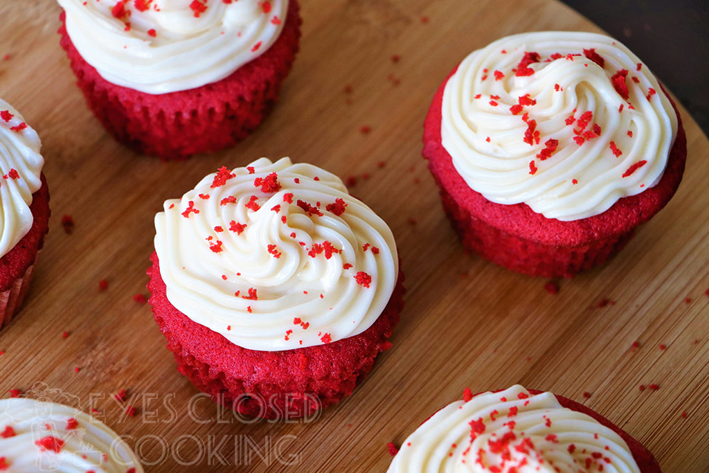 EyesClosedCooking-RedVelvetCupcakesCreamCheeseFrosting---03.jpg