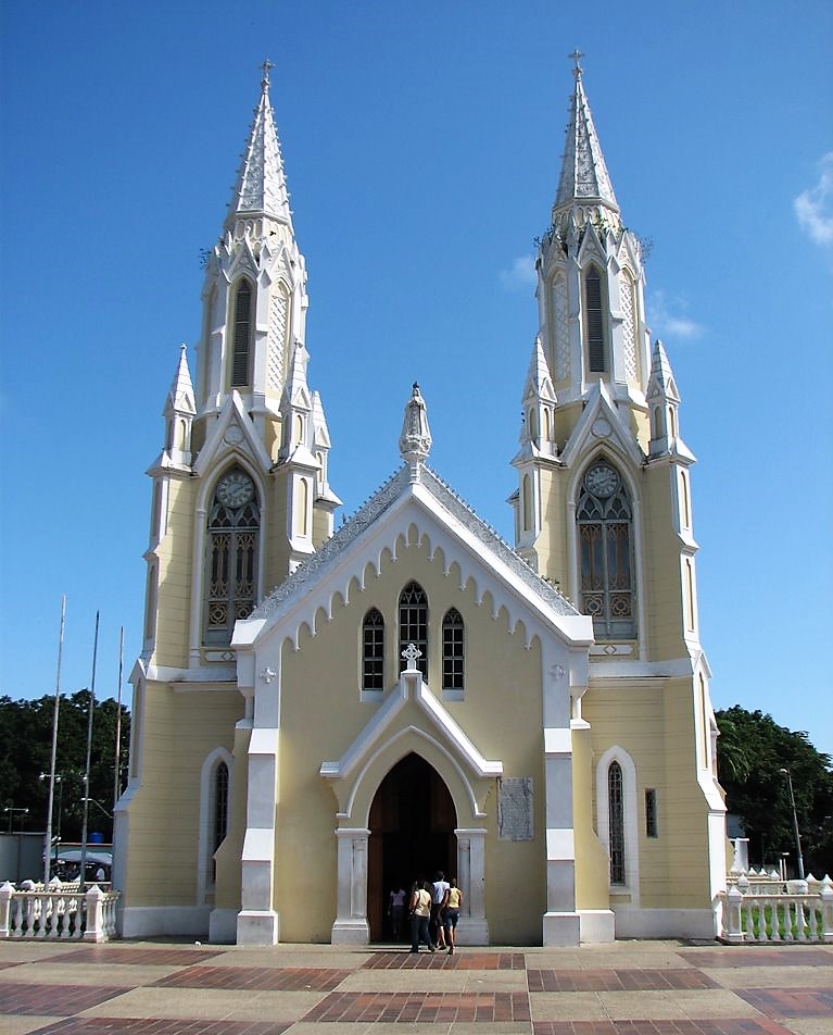 Vista frontal Basílica.jpg