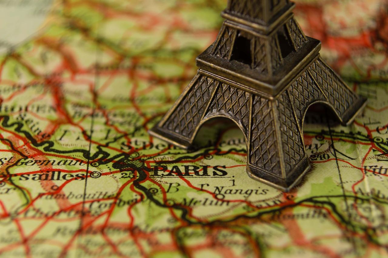 eiffel-tower-g2e853bfc3_1280.jpg