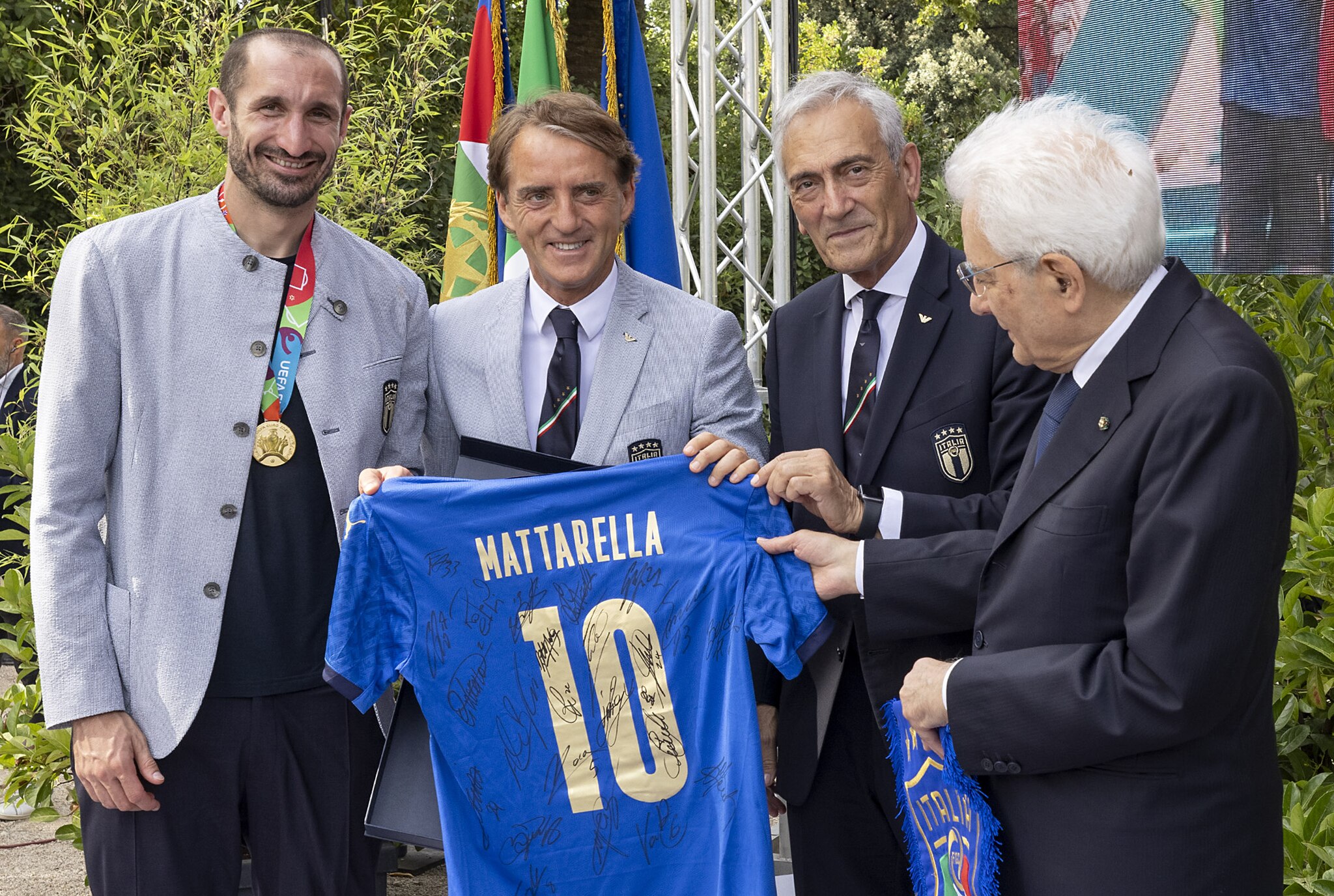 2048px-Chiellini_Mancini_Gravina_Mattarella_2021.jpg