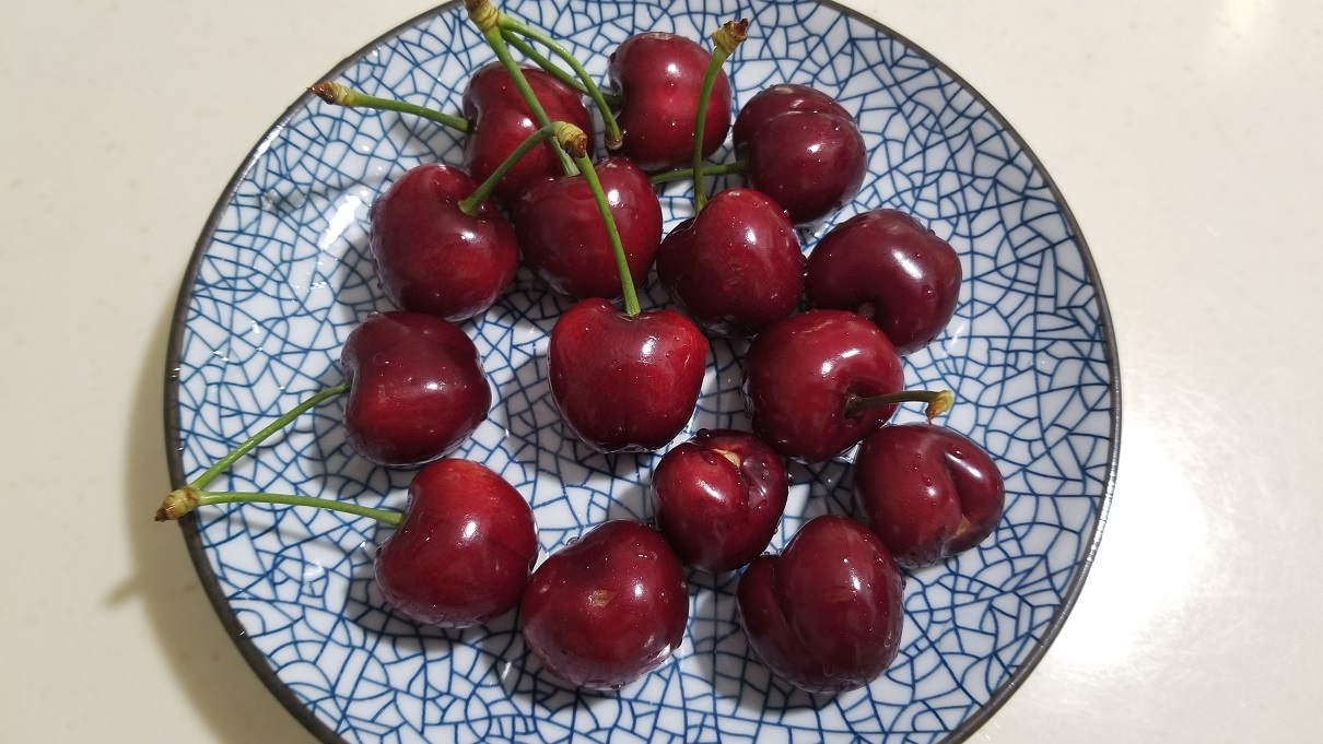 朋友寄来大樱桃 / My friend sent us big cherries