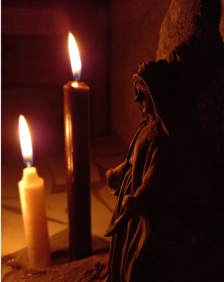 Virgen y velas.jpg