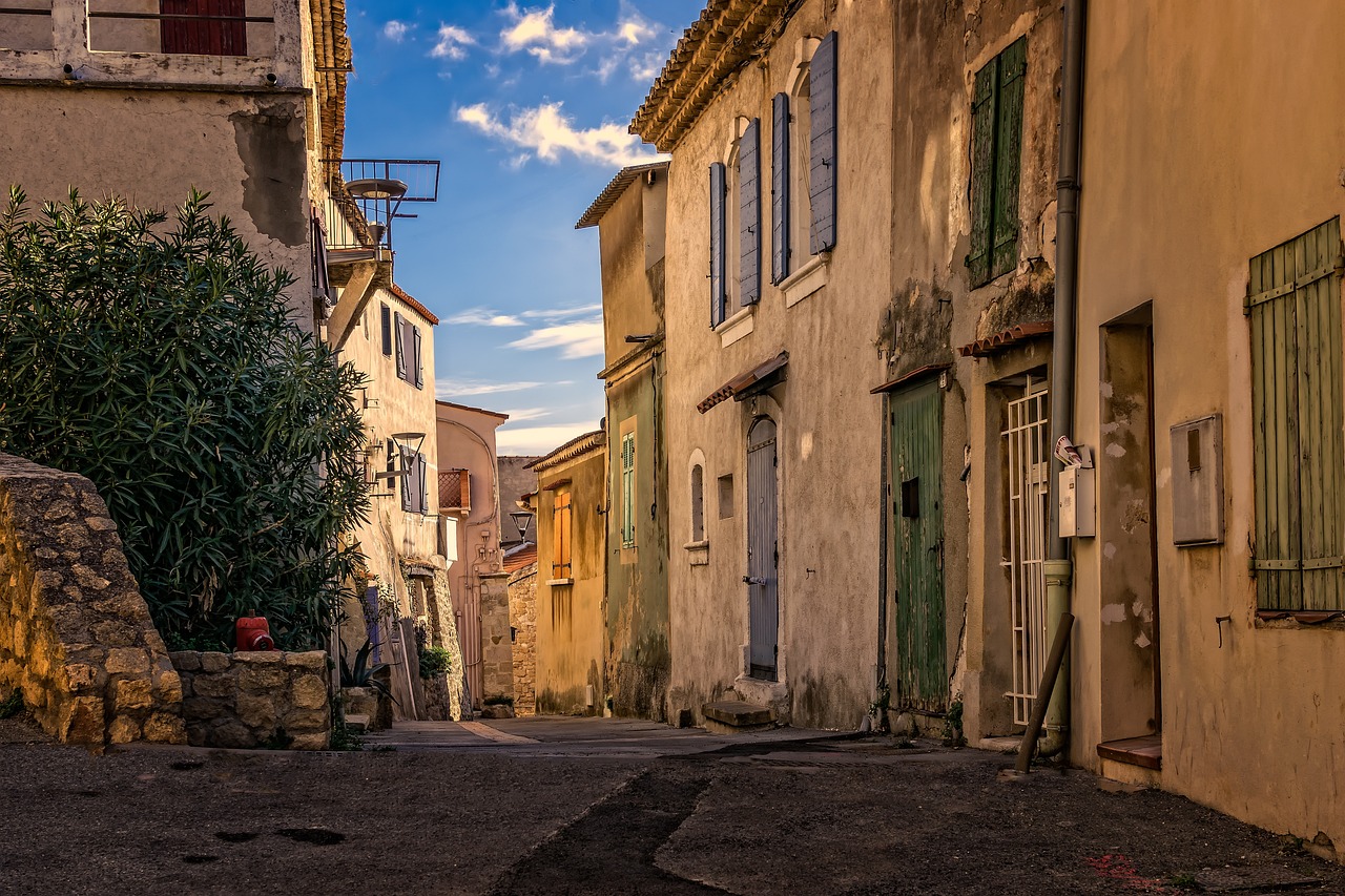 alley-2995354_1280.jpg