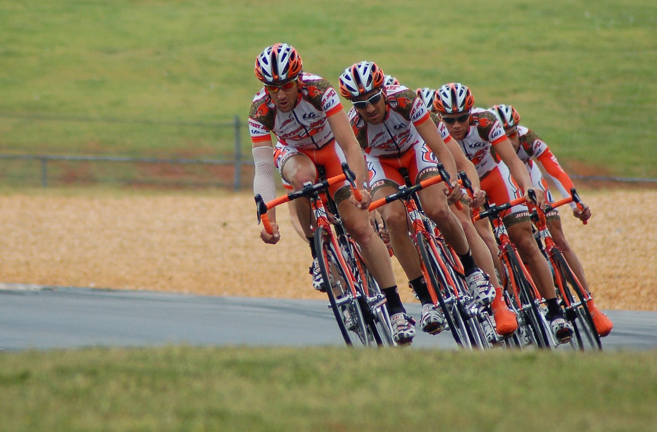 cyclists-1851269_1280 (1).jpg