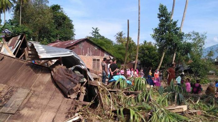 banjir-bandang-sidimpuan_20170327_122604.jpg