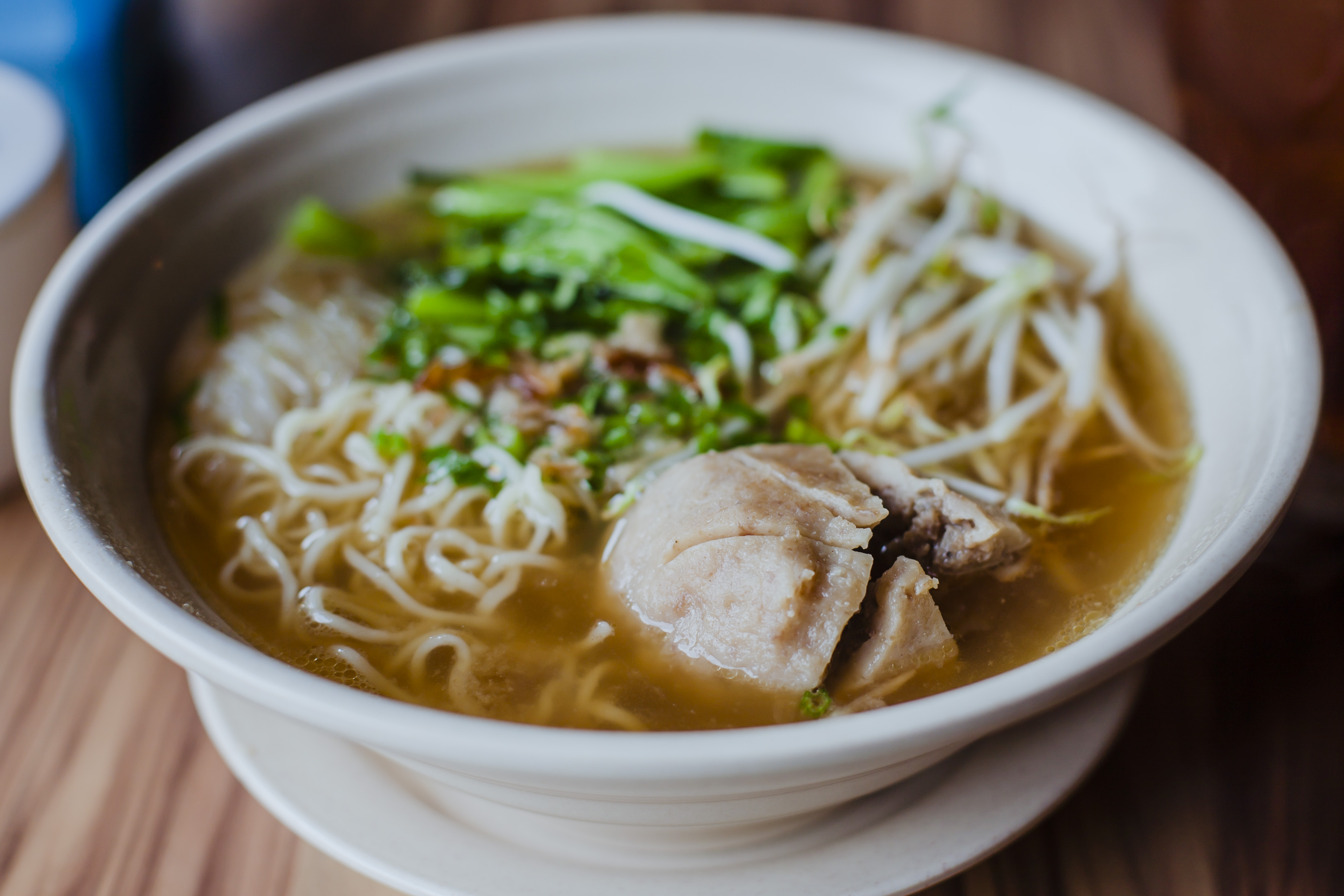Indonesian_bakso,_with_noodle_and_bean_sprouts,_April_2018_(03).jpg