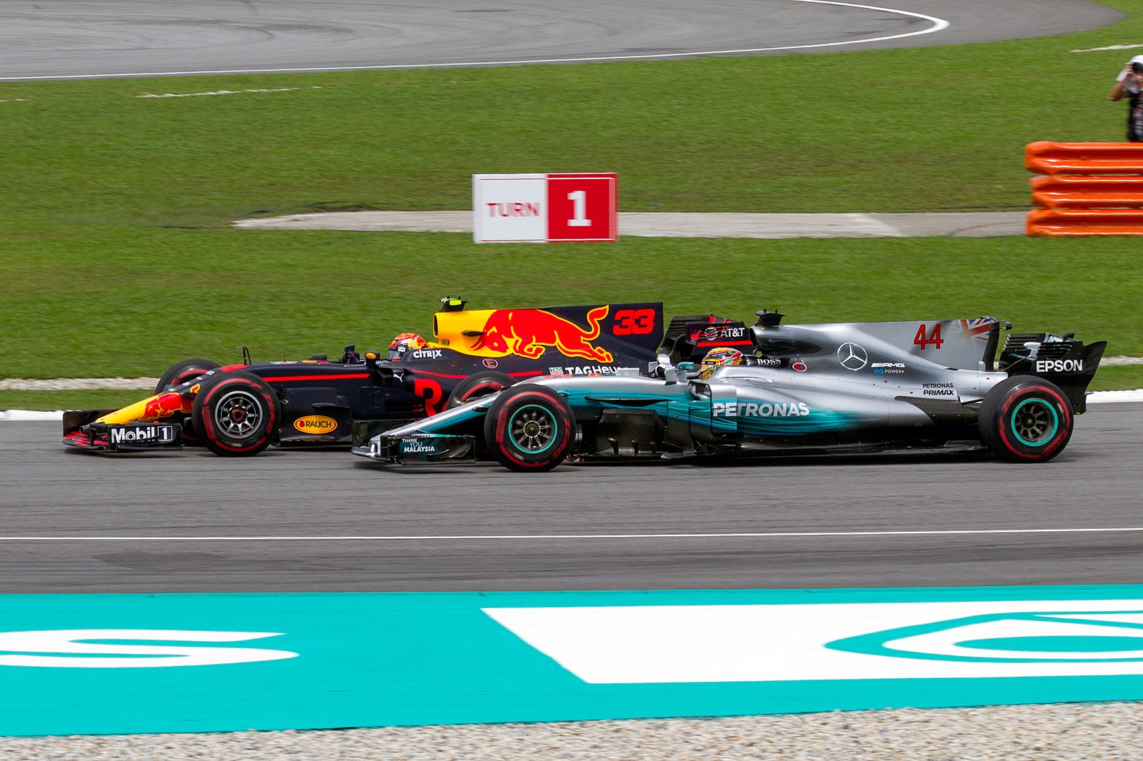 1600px-Max_Verstappen_overtaking_Lewis_Hamilton_2017_Malaysia_3 (1).jpg