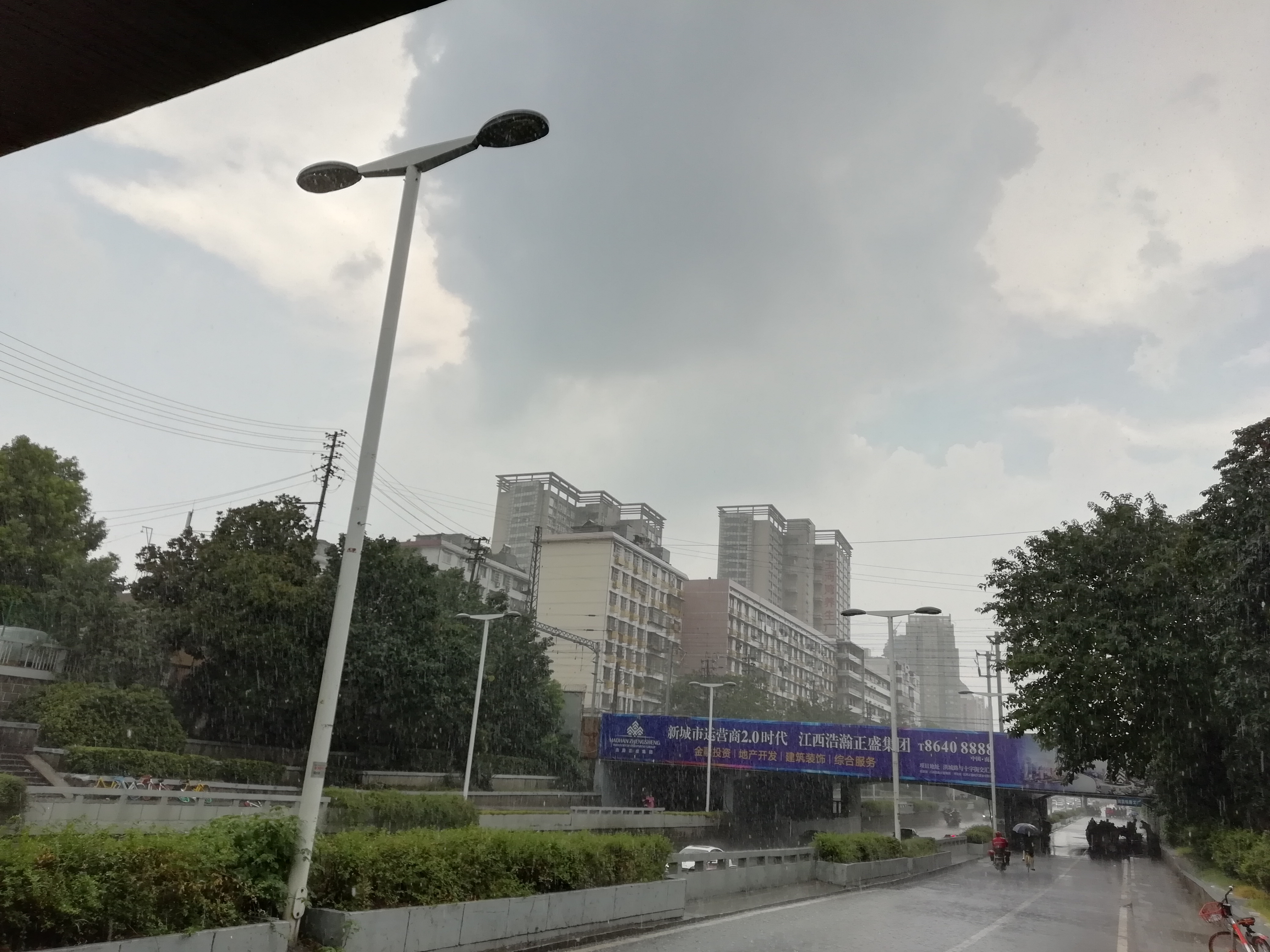 暴风雨中的女汉子终于…