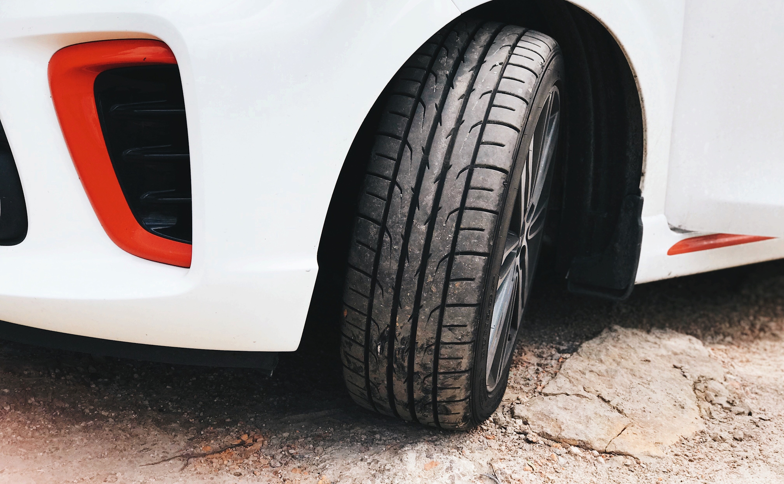 My tire is broken. Dunlop direzza dz102. loose tires. homemade tires in fines.