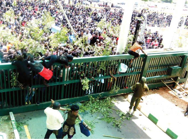 2018_6$large_Protesters_vandalise_Plateau_government_house,_vehicles.jpg