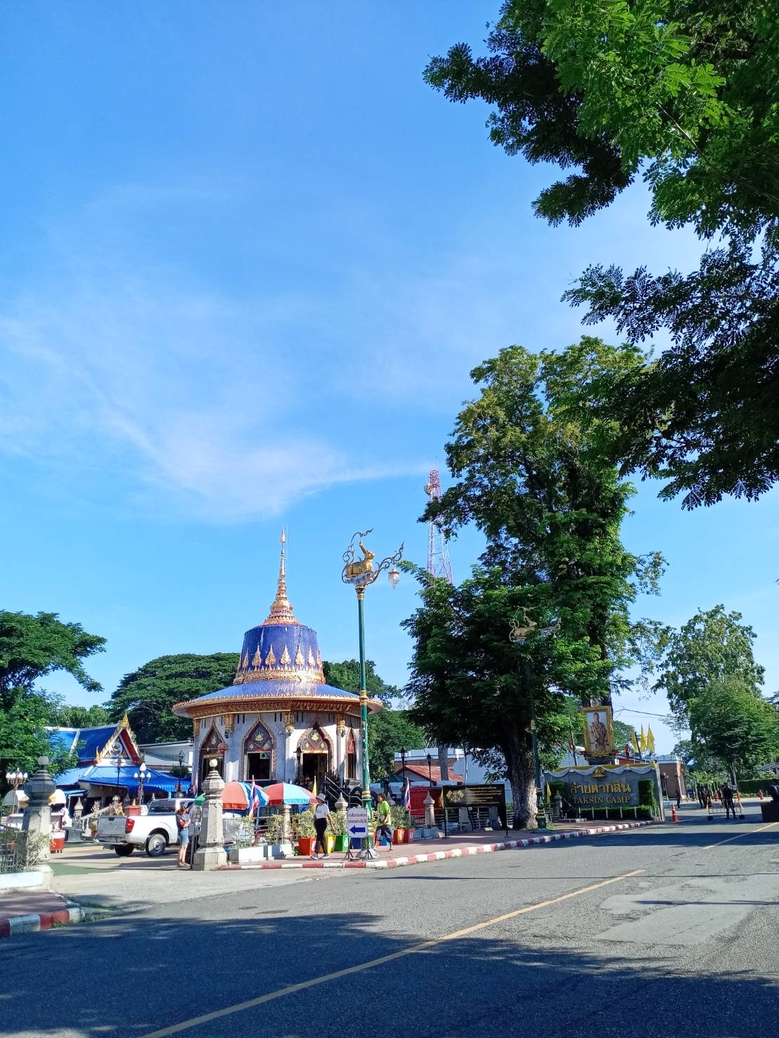 Shrine of King Taksin the Great3.jpg