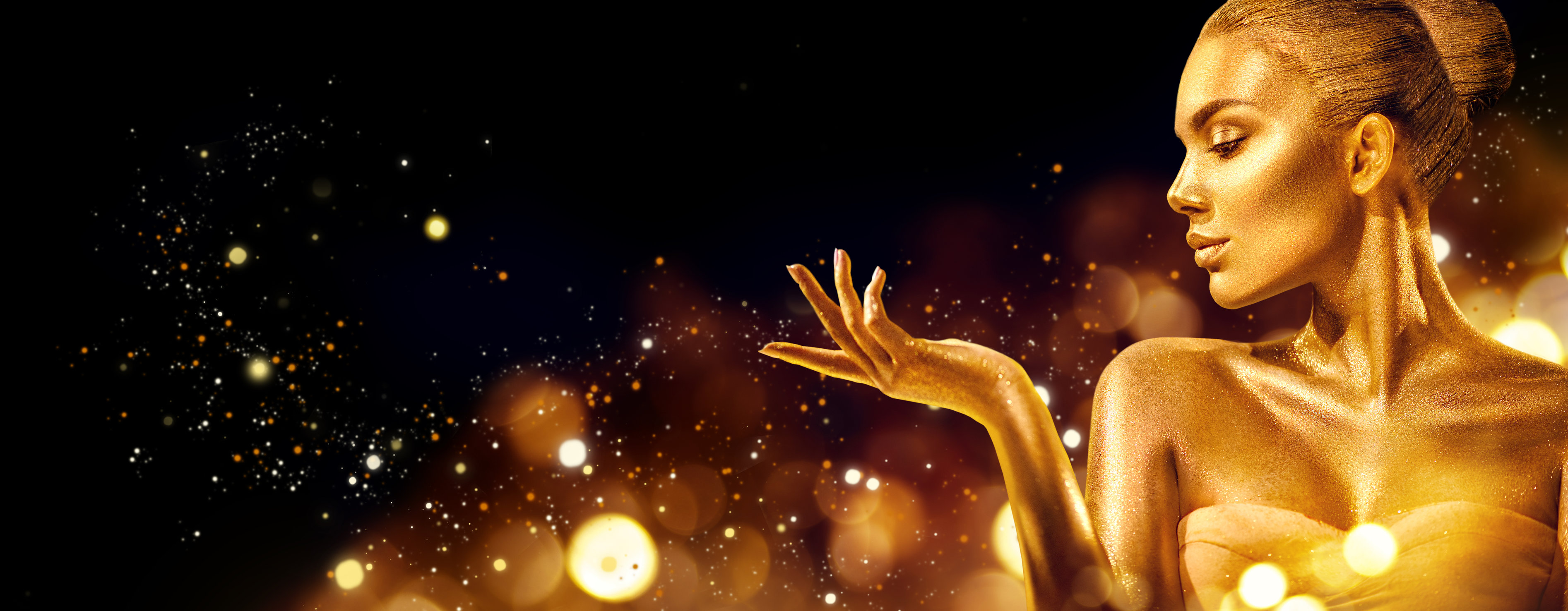 Woman is gold. Золотая девушка. Девушка в золотых украшениях. Девушка на золотом фоне. Девушка в золотом платье.