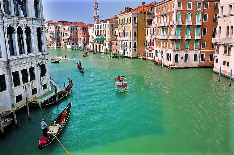 800px-Hotel_Ca_Sagredo_-_Grand_Canal_-_Rialto_-_Venice_Italy_Venezia_-_Creative_Commons_by_gnuckx_(4965549251).jpg