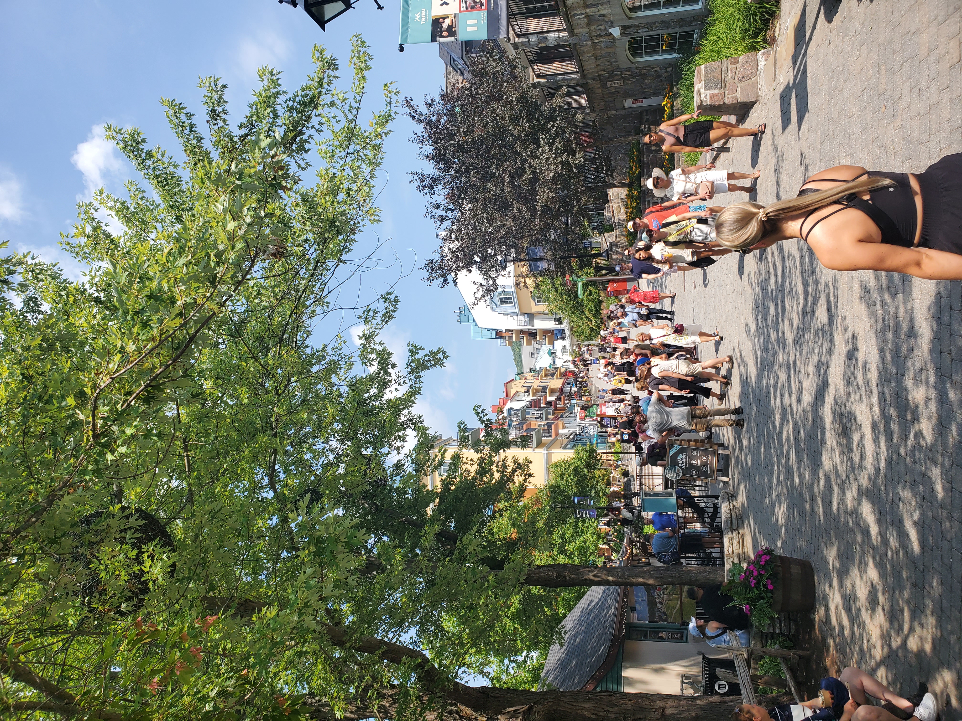 on a choisi de monter à pied en prenant la rue de remparts .jpg