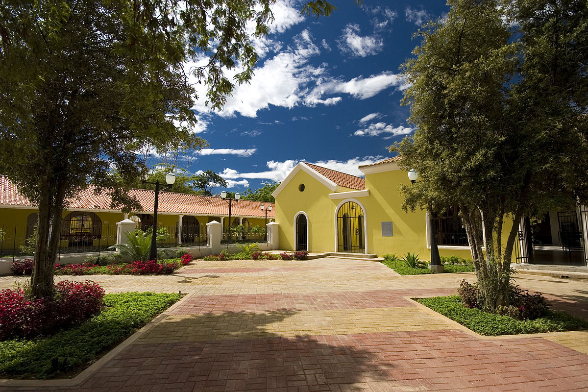 1200px-Casco_central_Santa_Ana_de_Coro%2C_estado_Falcon%2C_Venezuela.jpg
