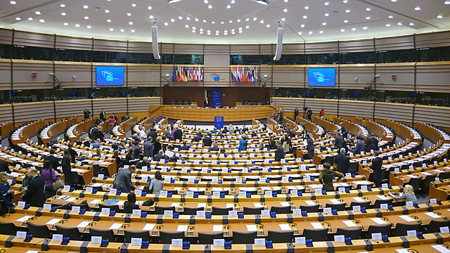 640px-Hémycicle_du_Parlement_européen_(Bruxelles).jpg