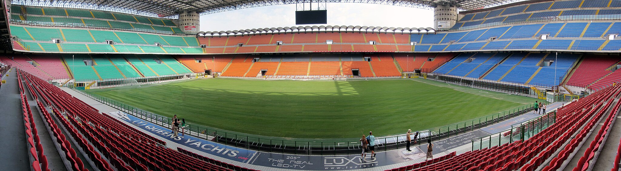 2048px-San_Siro_2011.jpg