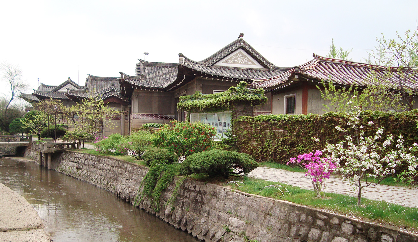 Why Are Floors in Korean Hanok Houses Yellow? - Dramasrok KOREA