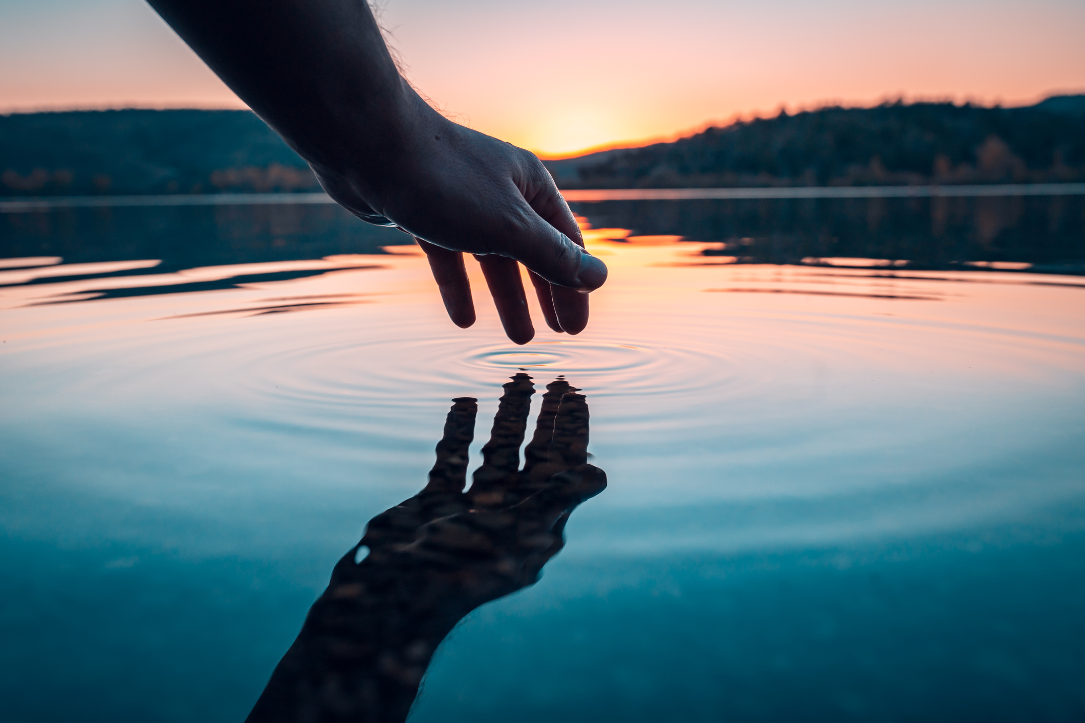 Glimpse of your reflection. Отражение в воде. Отражение человека в воде. Пальцем по воде. Отражение руки.