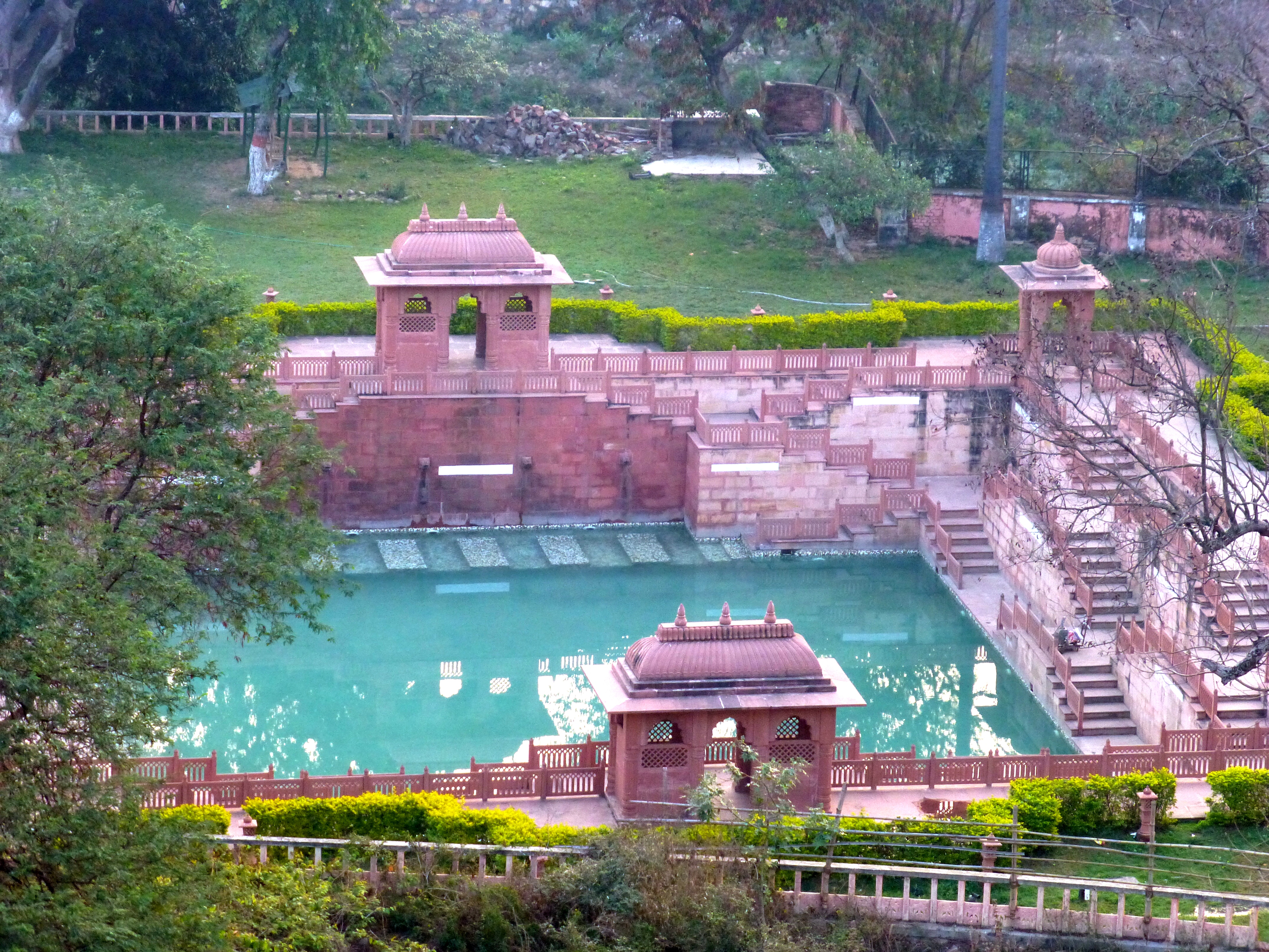Rajgir_-_028_Bathing_Pool_at_foot_of_Hill_(9245042360).jpg
