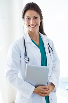 hermosa-joven-doctora-mirando-camara-oficina_1301-7807.jpg