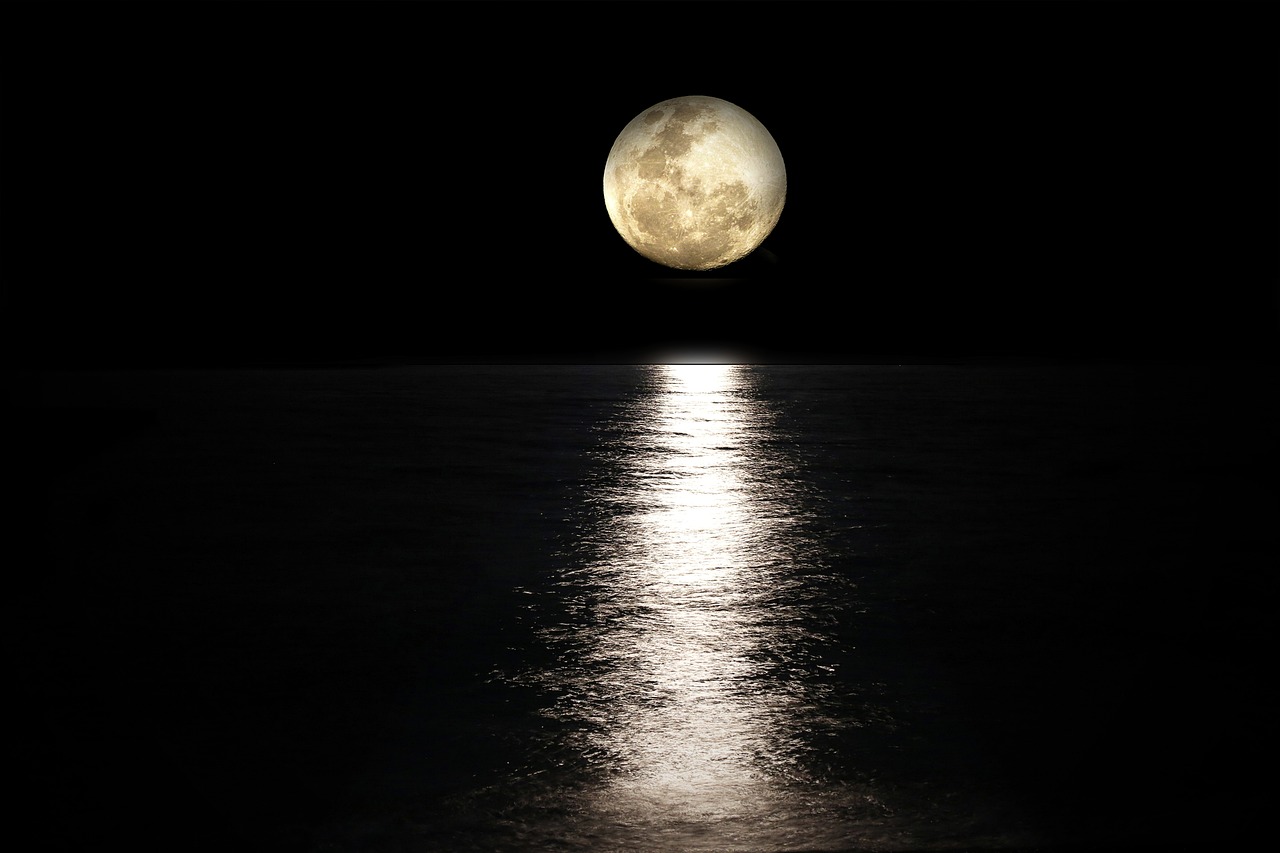 moon-g7956058aa_1280.jpg