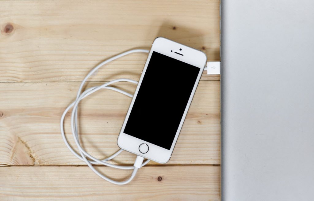 apple-iphone-smartphone-desk-1024x657.jpg