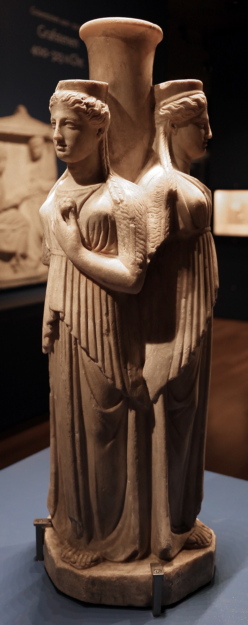 800px-Hecate,_copia_del_50-100_dc_ca,_da_un_originale_di_alcamenes_del_430-420_ac_ca.,_dall'italia.jpg