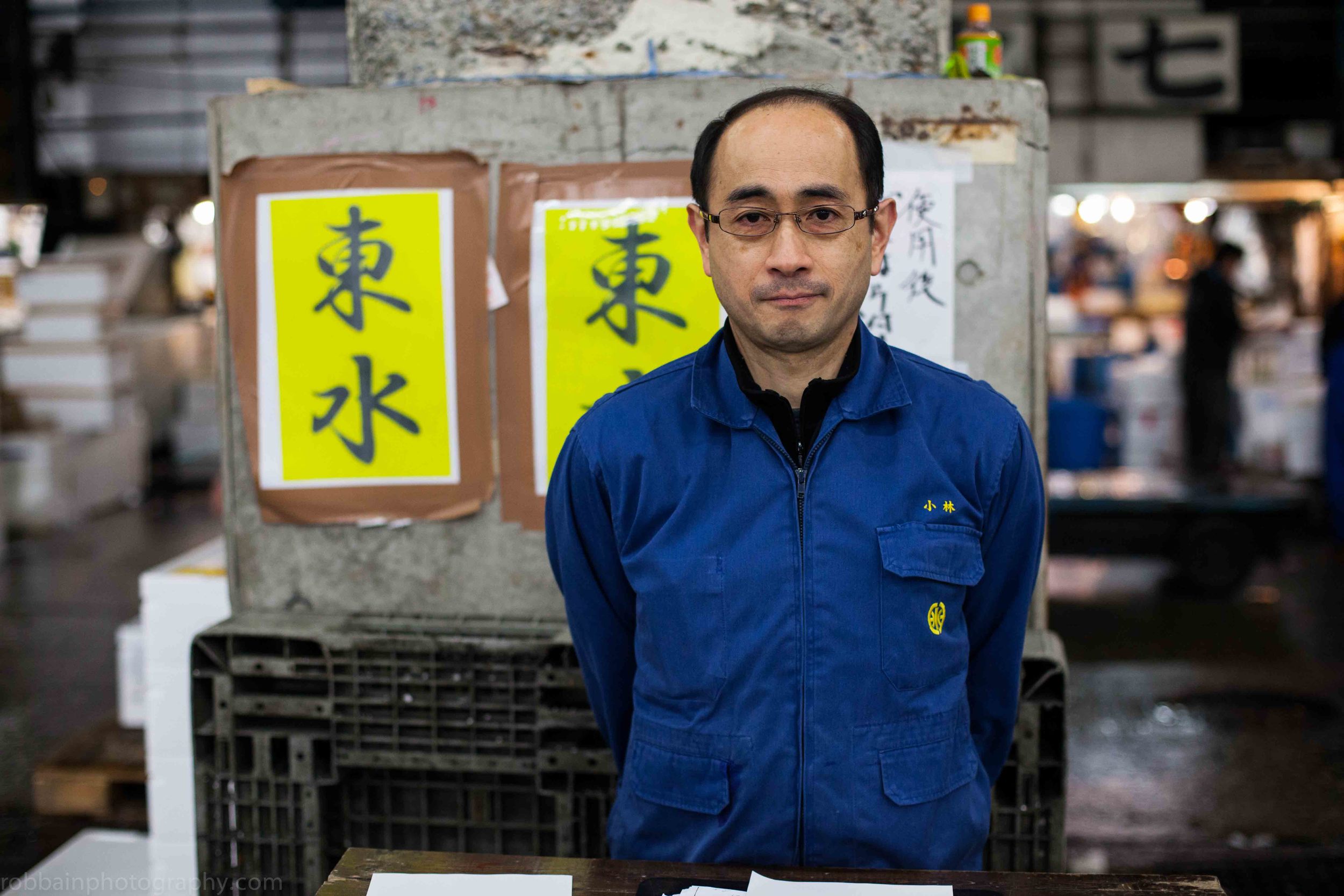 Photo+12.+Kubaiashi+Yasuteru+wearing+glasses+yellow+signs+in+background11.jpg