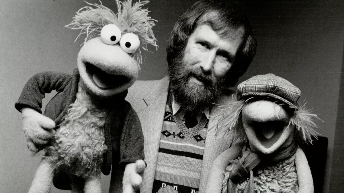 Джим хенсон. Jim Henson. Джим Хенсон куклы. Магазин существ Джима Хенсона. Желтая птица Джима Хенсона.