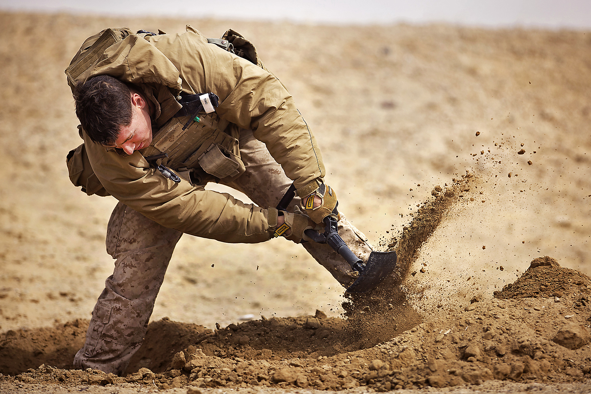 Is he digging. Индивидуальный окоп солдата. Dig a hole in the ground. Foxhole entrenched.