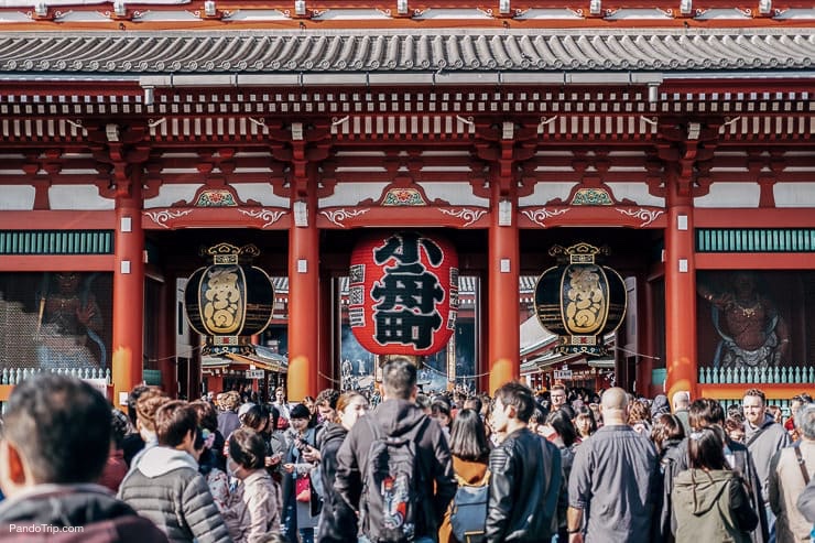 The-Kaminarimon-gates-that-leads-to-the-Senso-ji-in-Asakusa-Tokyo-Japan.jpg