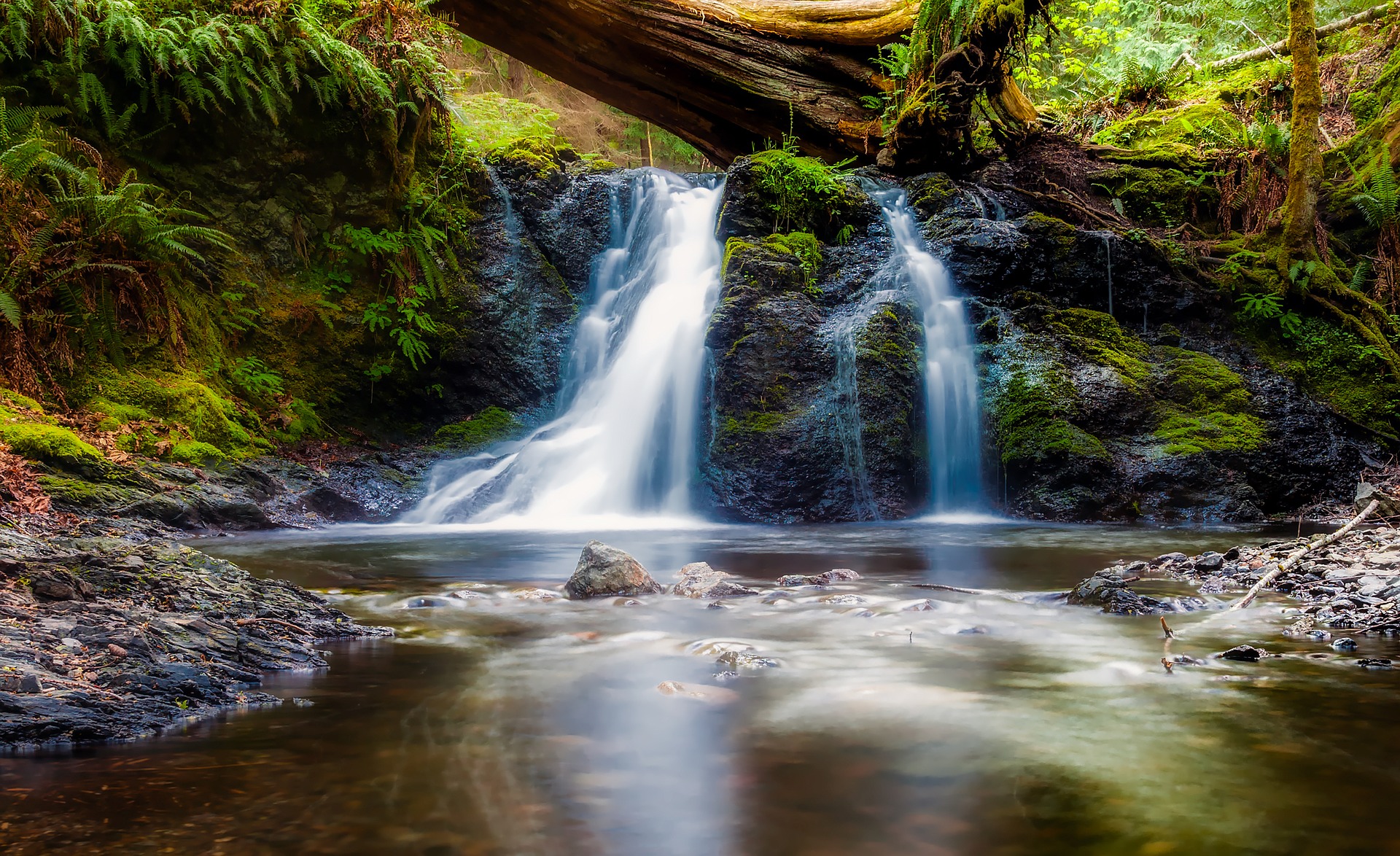 waterfalls-1908788_1920.jpg
