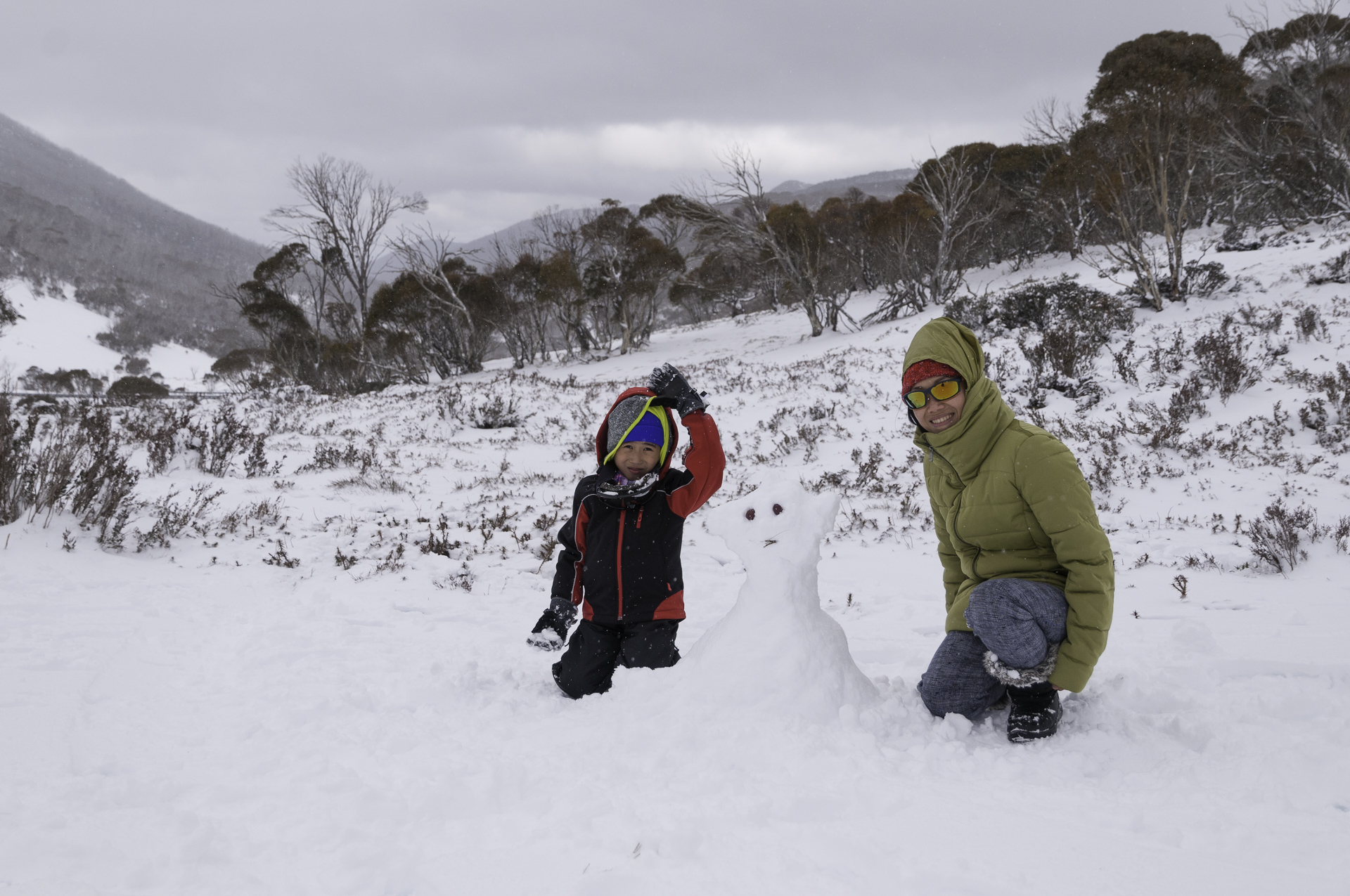 Thiên-San and Minh Sa with the snowman