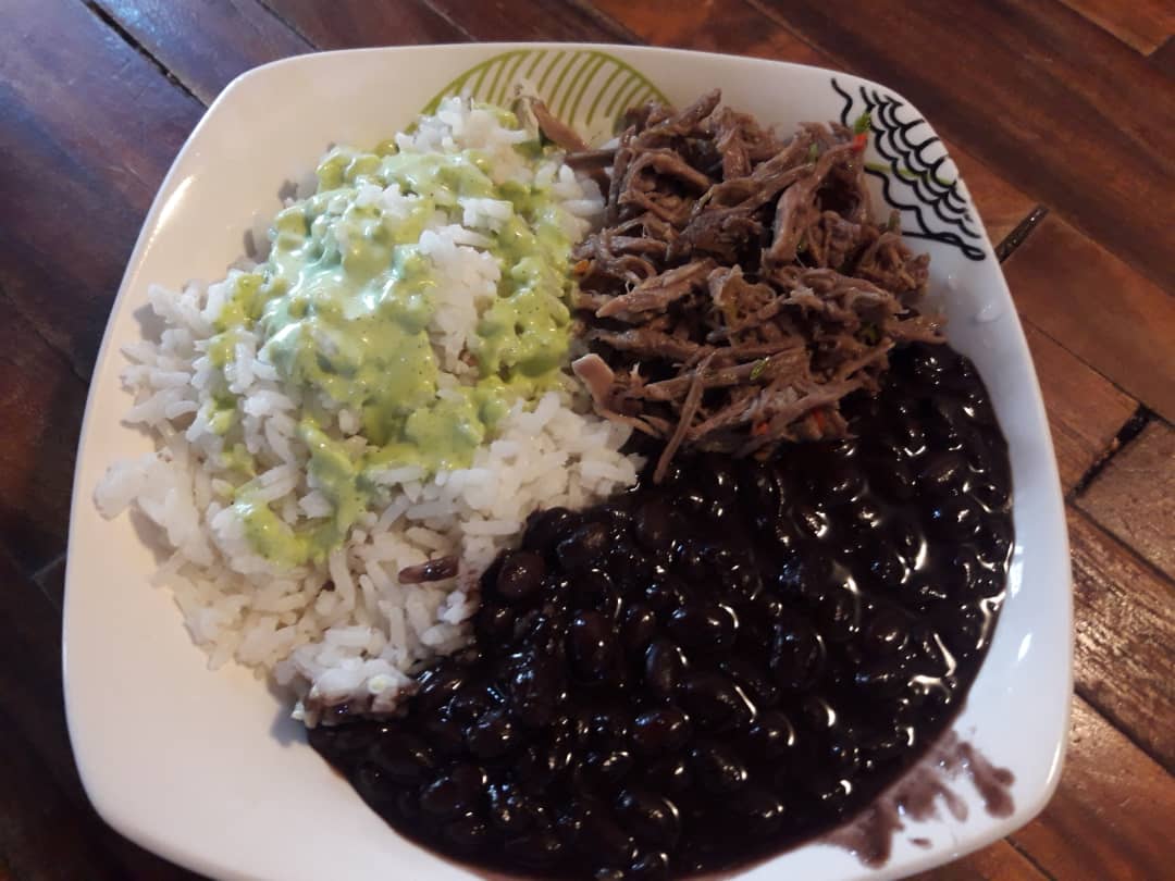 caraota, mechada, arroz y salsa verde.jpg