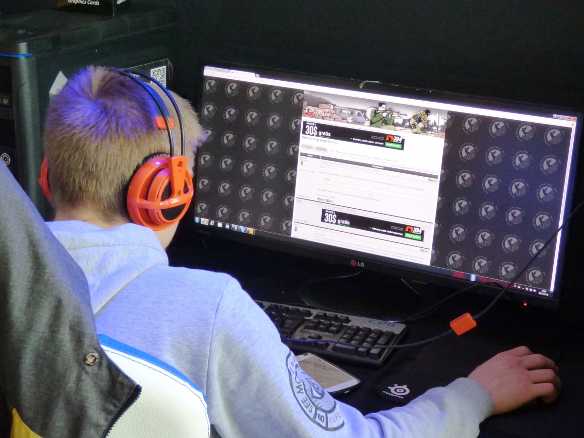 computer_the_player_surfer_internet_forum_a_computer_game_headphones_monitor-591916.jpg