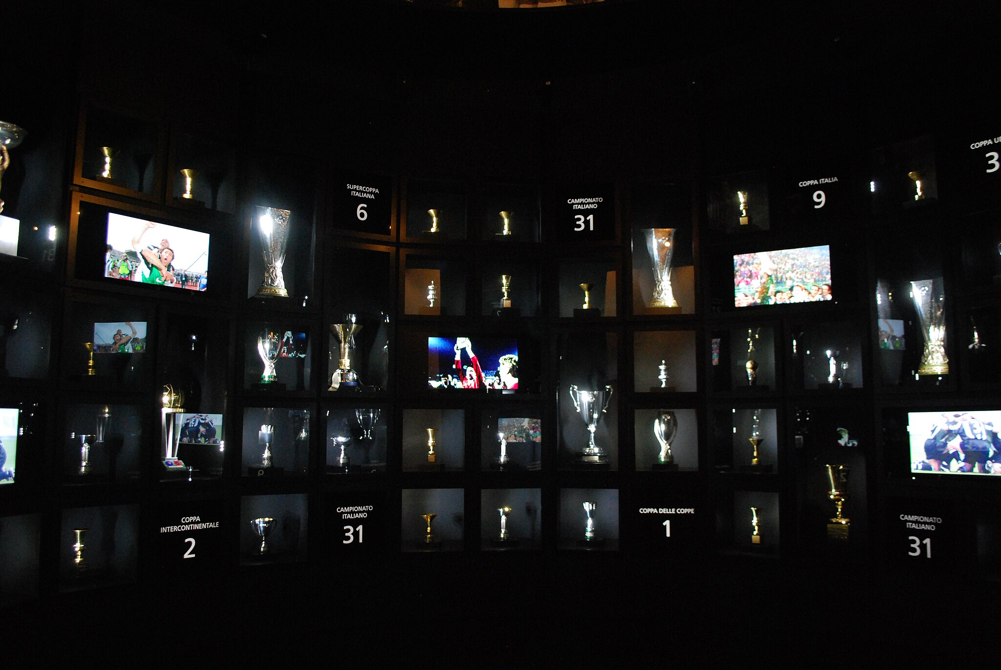 2048px-Juventus_Museum_-_Trophy_Room (1).jpg