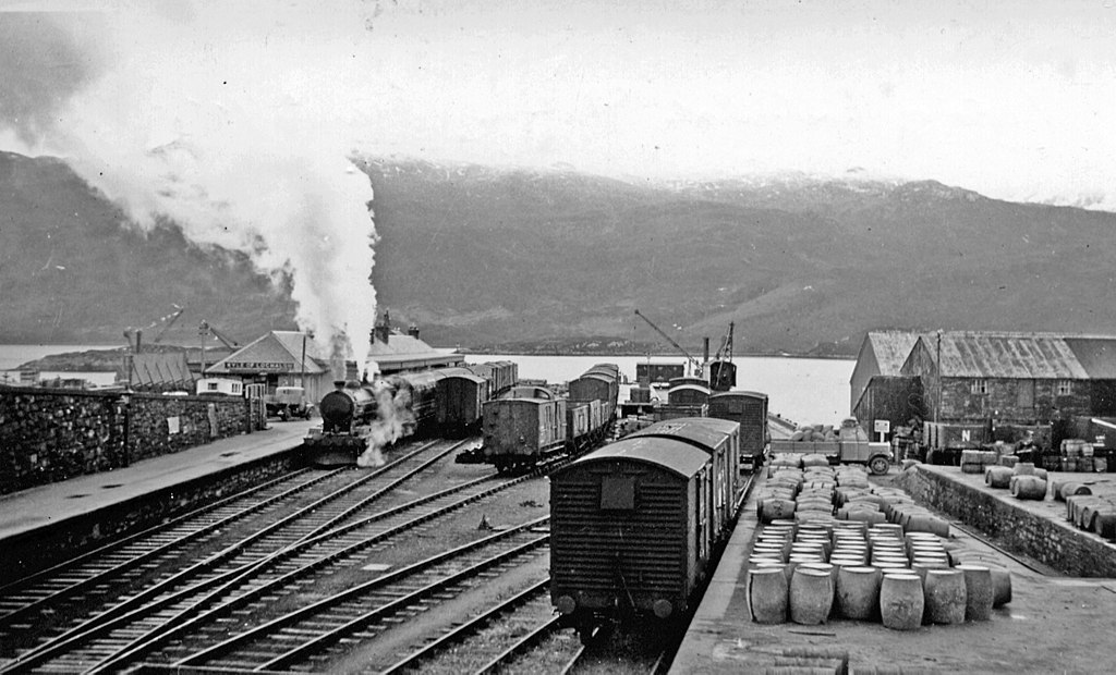 1024px-Kyle_of_Lochalsh_station,_1939_(geograph_5128618).jpg