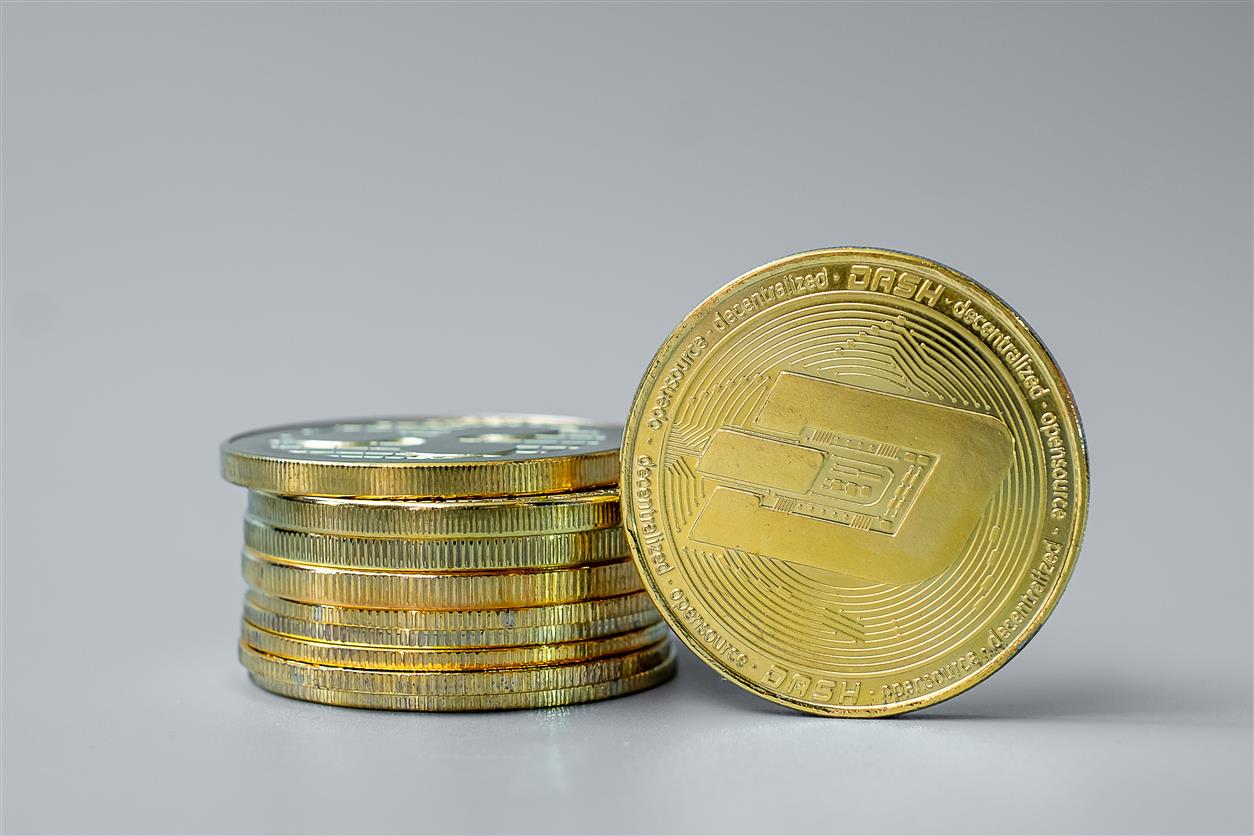 vecteezy_golden-dash-cryptocurrency-coin-stack-crypto-is-digital_7781142.jpg
