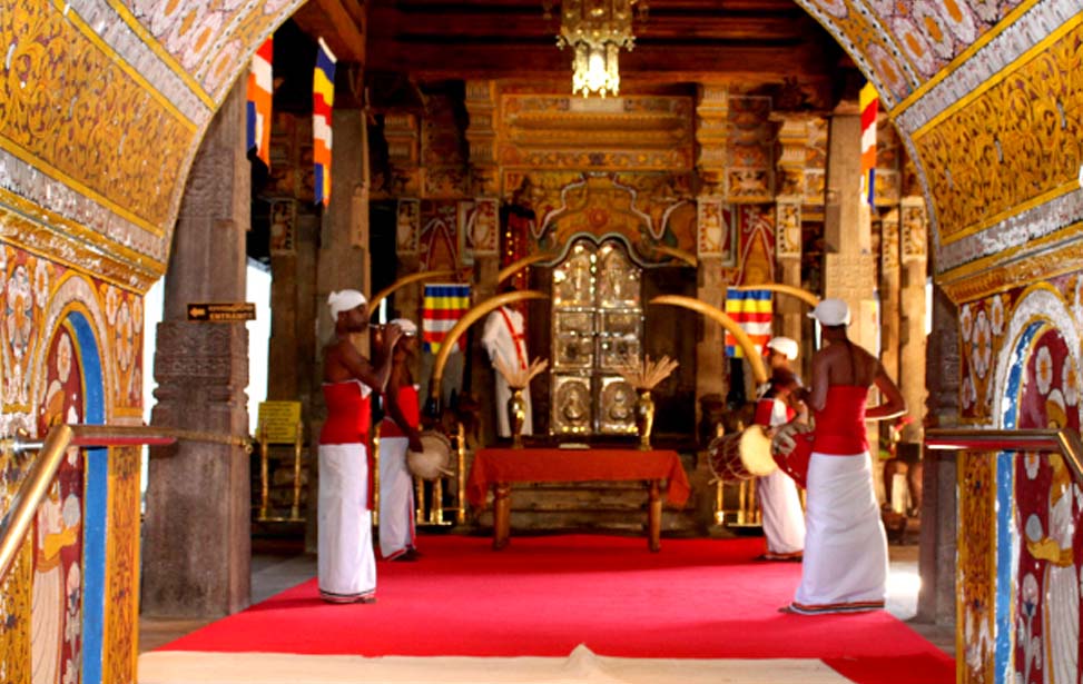 emil-lanka-tours-sri-dalada-maligawa-1.jpg