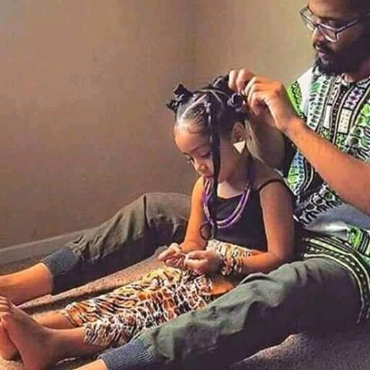 Daddy hair. Папа с дочкой африканские прически. Африканская дочь отец.