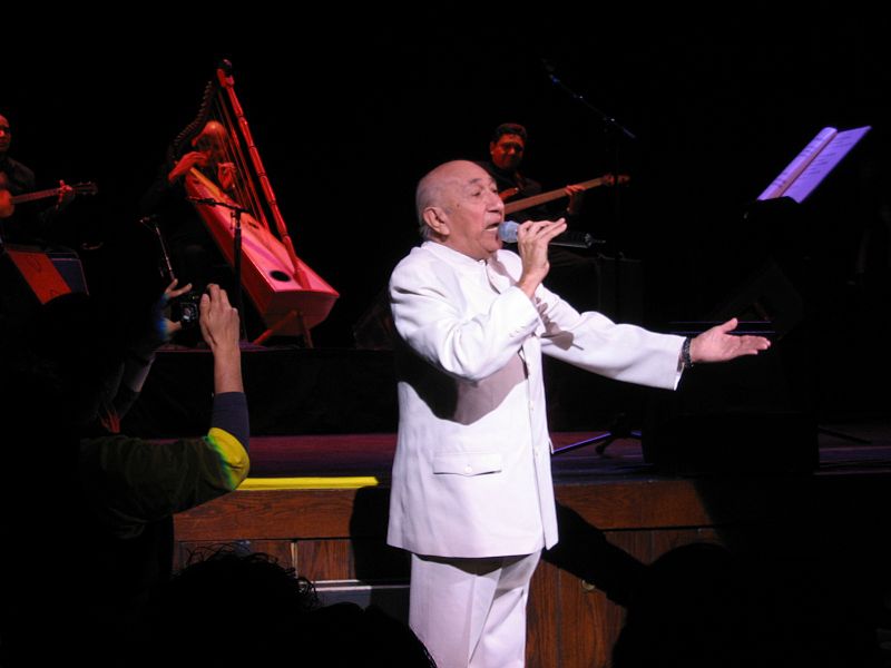 800px-Simón_Díaz_en_Boston.jpg