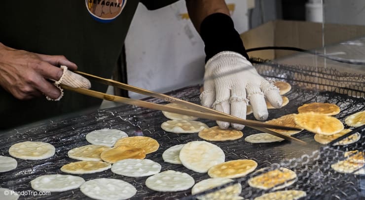 Making-Rice-crackers-at-Nakamise-Dori-Asakusa.jpg
