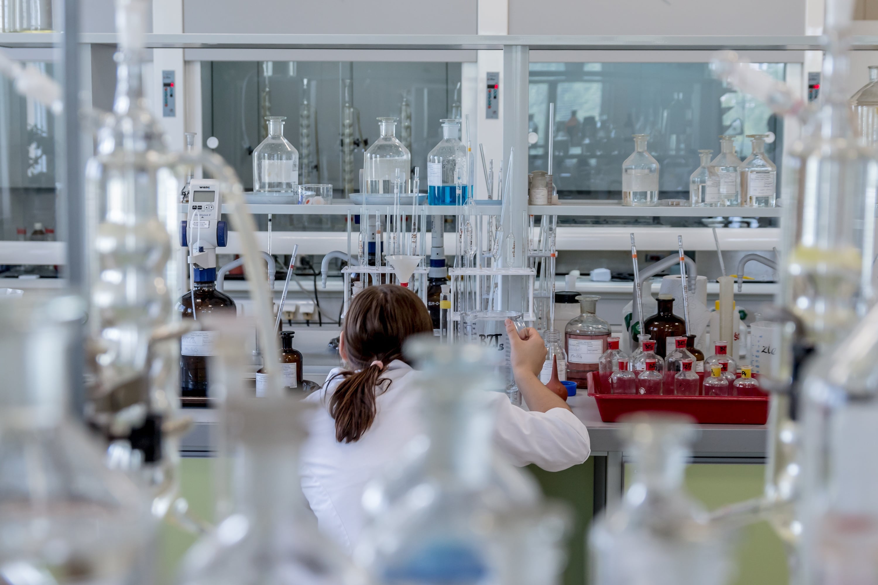 jarmoluk-chemist-2815640.jpg