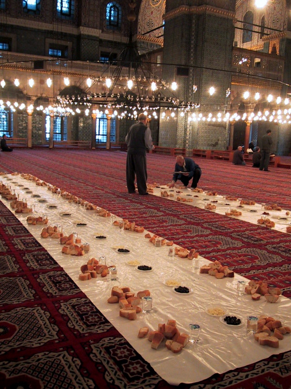 Iftar_in_Istanbul_Turkey.jpg