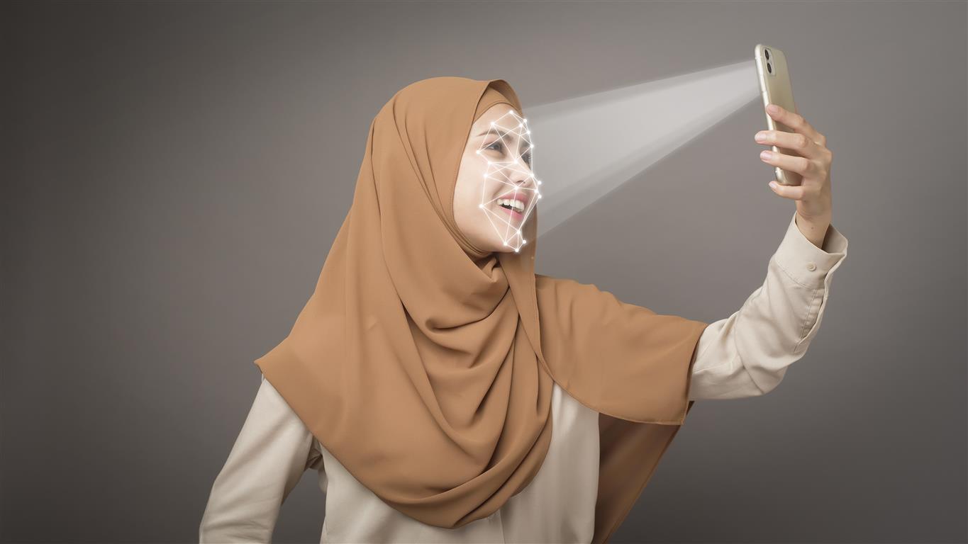 vecteezy_beautiful-woman-is-scanning-her-face-with-facial-recognition_5128432.jpg