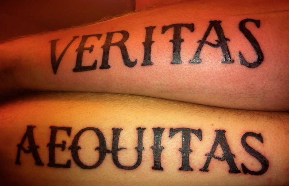 Veritas перевод. Veritas тату. Веритас Эквитас. Veritas Aequitas Татуировка. Veritas латынь.