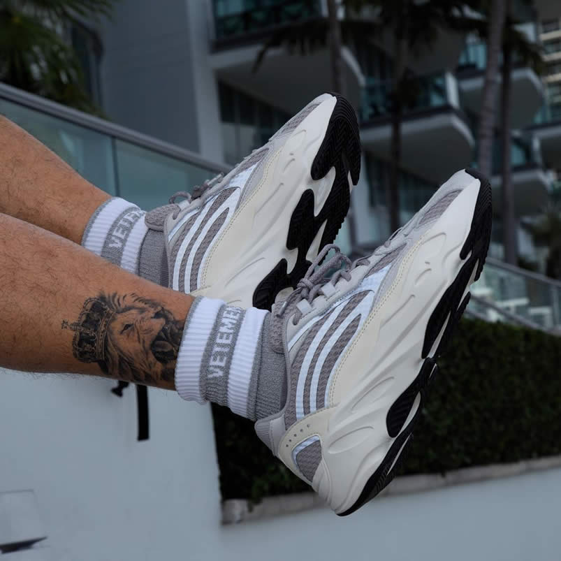 Static yeezy 700 on 2025 feet