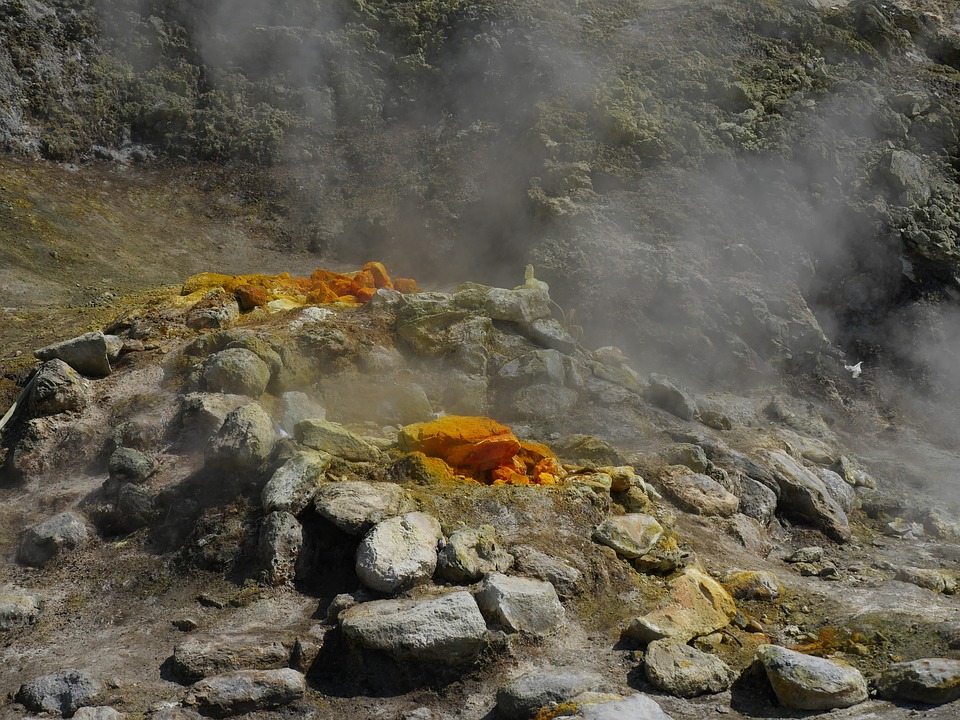 fumaroles-2325636_960_720.jpg Campi flegrei.jpg