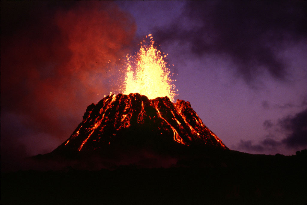 Volcanic eruption. Вулкан Килауэа. Вулкан Мон Пеле извержение. Вулкан Ламингтон. Мархинин вулкан.